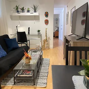  Apartment Cozy In Great Location With Free Parking - 31 Night Minimum Canada
