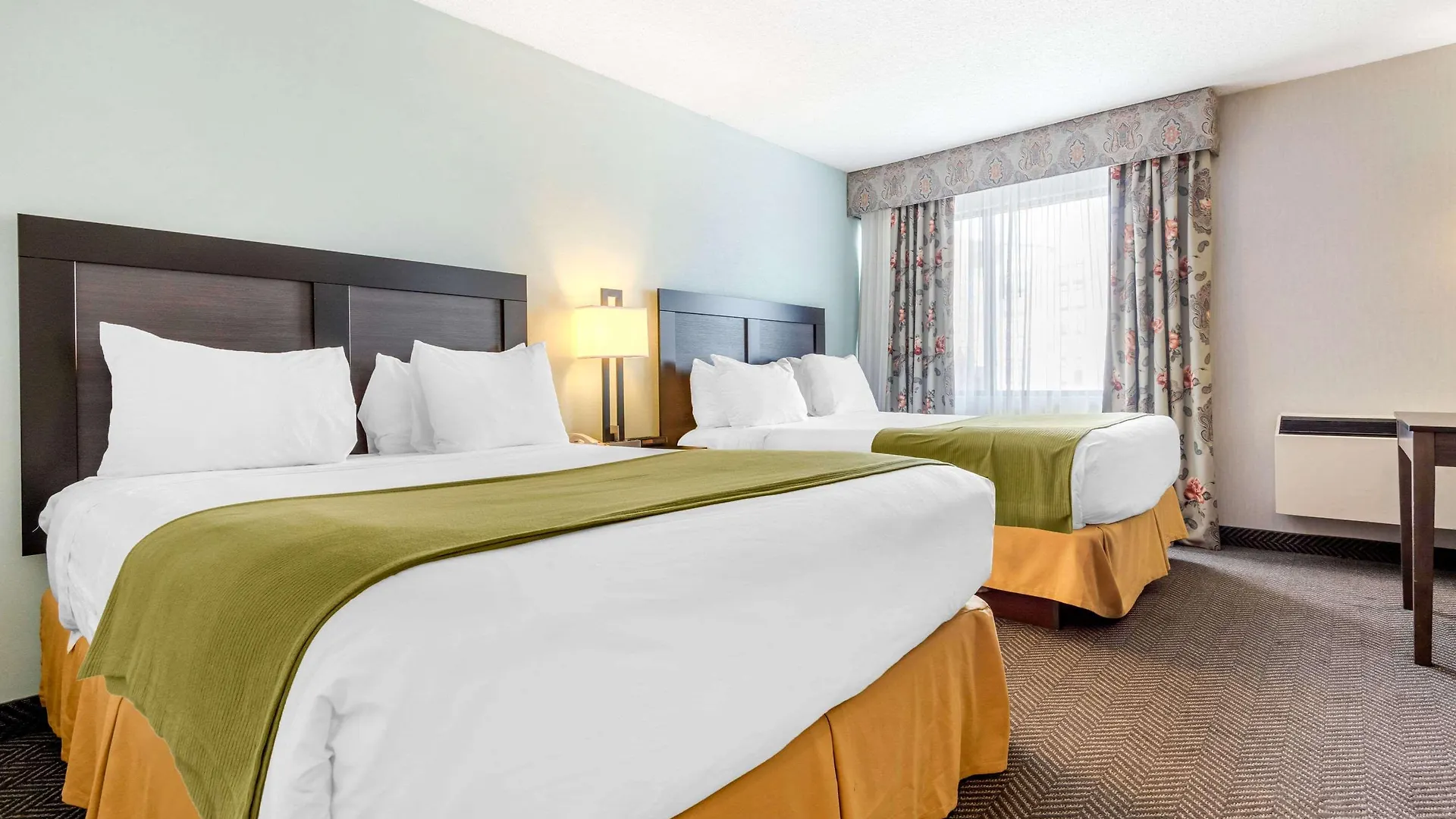 Quality Inn & Suites 5585 Ambler Drive Mississauga Ontario