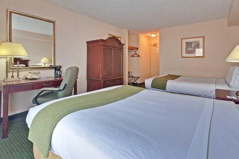 Quality Inn & Suites 5585 Ambler Drive Mississauga Ontario