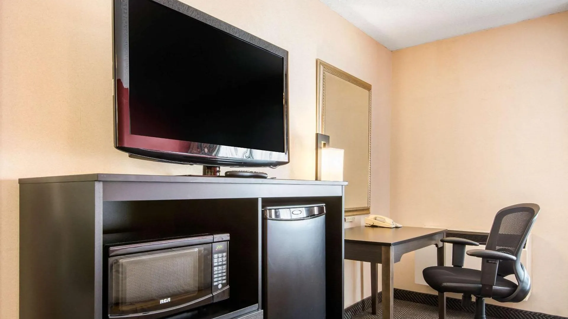 Quality Inn & Suites 5585 Ambler Drive Mississauga Ontario Hotel