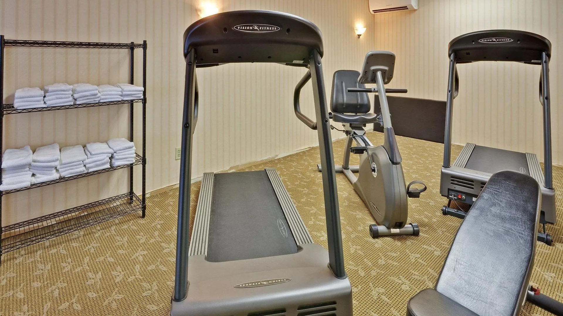 Quality Inn & Suites 5585 Ambler Drive Mississauga Ontario Canada