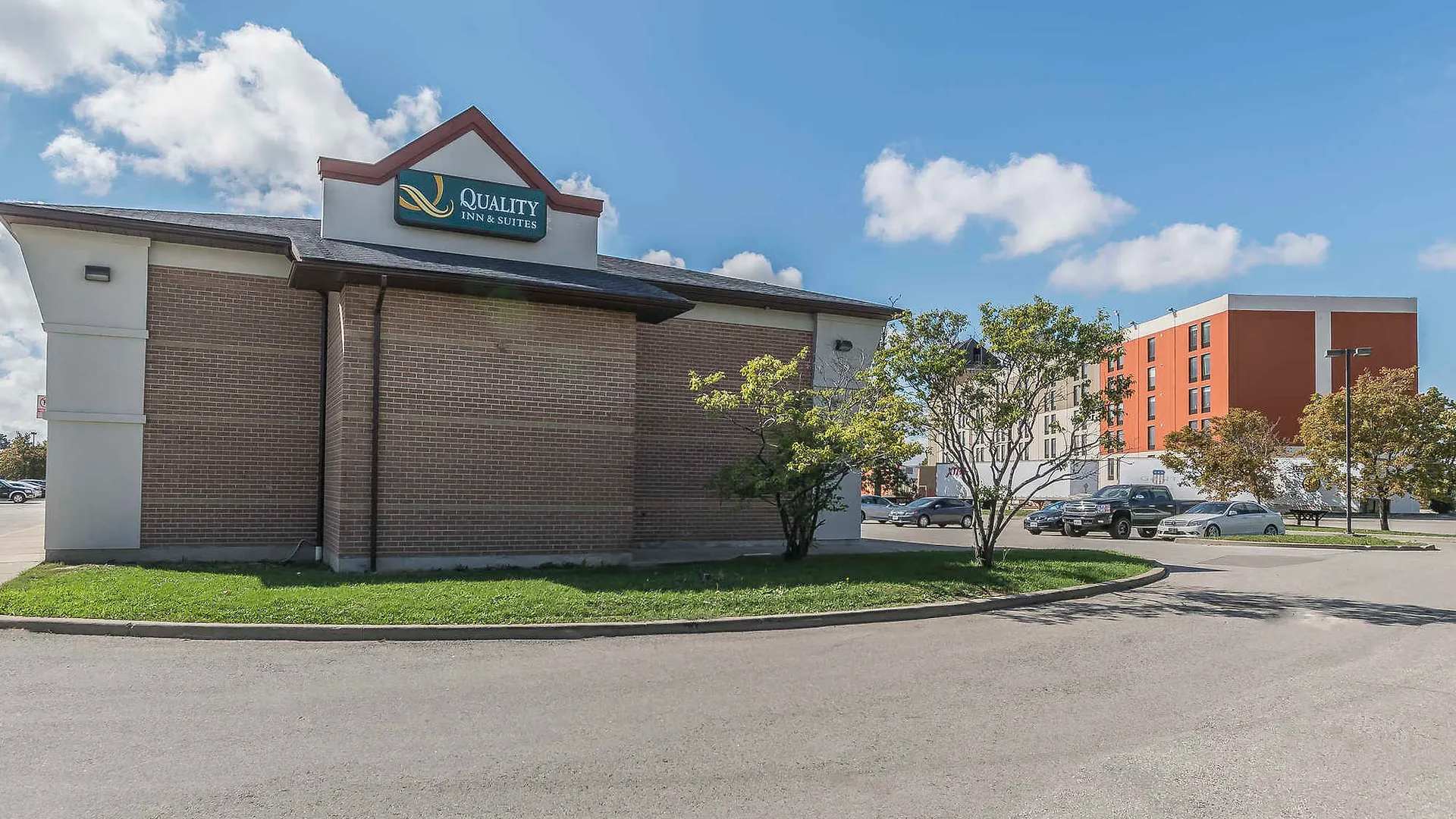 Hotel Quality Inn & Suites 5585 Ambler Drive Mississauga Ontario