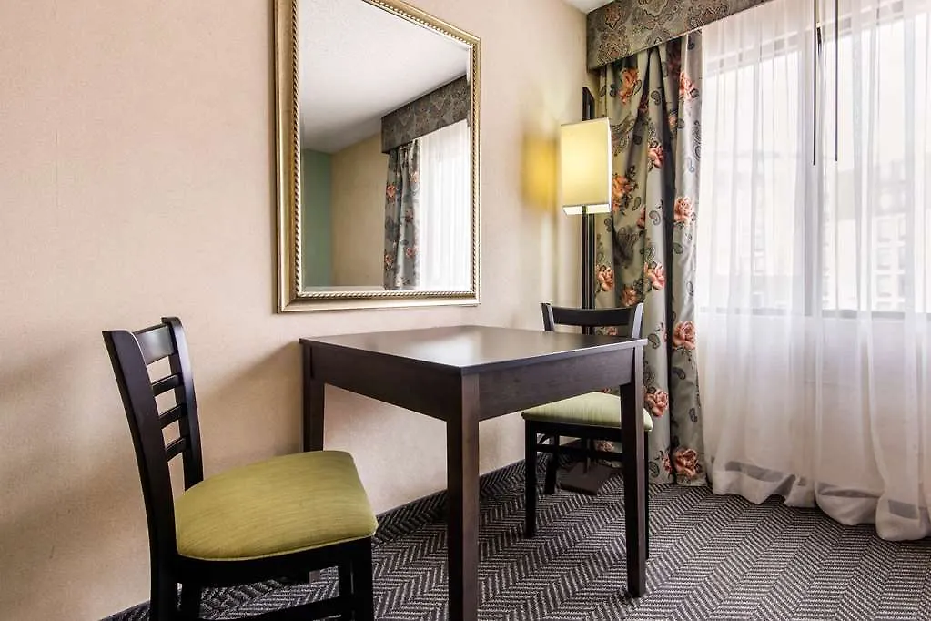 Quality Inn & Suites 5585 Ambler Drive Mississauga Ontario 3*,  Canada